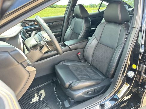 Used 2023 Nissan Maxima SR w/ Sport Mat Group FWD image 11