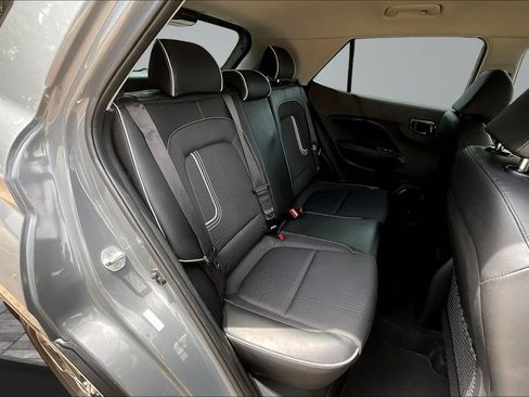 Used 2022 Hyundai Venue Limited FWD image 23