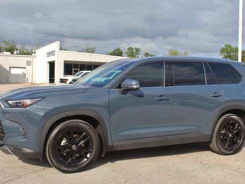 Used 2025 Toyota Grand Highlander FWD image 2