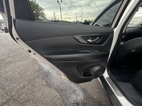 Used 2018 Nissan Rogue SV AWD/4WD image 15