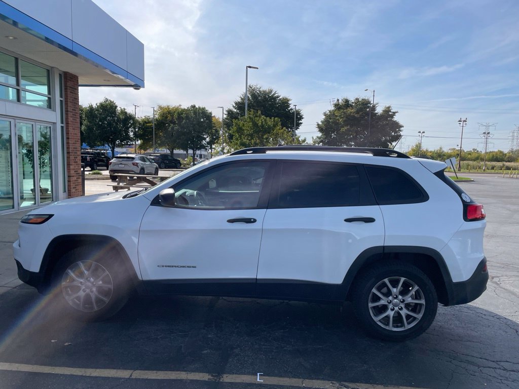 Used 2017 Jeep Cherokee Sport FWD image 2