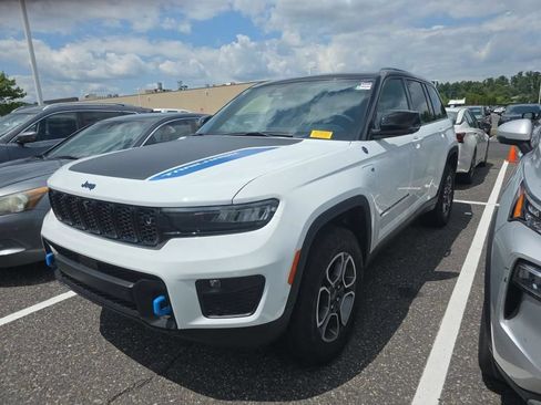 Used 2022 Jeep Grand Cherokee Trailhawk w/ Advanced Protech Group II AWD/4WD image 2