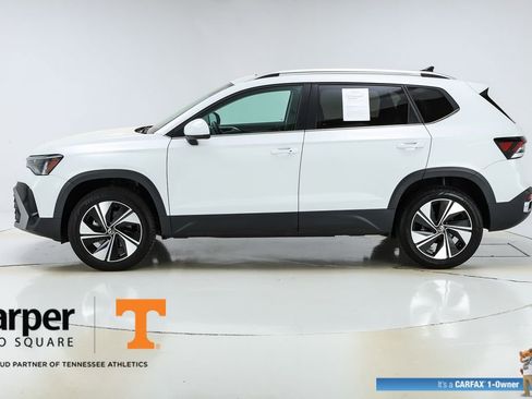 Used 2025 Volkswagen Taos SE w/ Panoramic Sunroof Package image 40