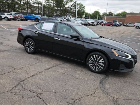 Used 2024 Nissan Altima 2.5 SV FWD image 19