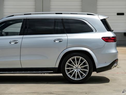 Used 2025 Mercedes-Benz GLS 580 4MATIC image 9