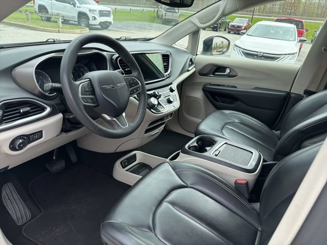 Used 2023 Chrysler Pacifica Touring-L FWD image 22