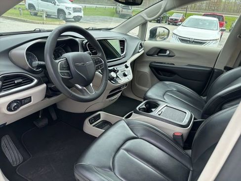 Used 2023 Chrysler Pacifica Touring-L FWD image 22