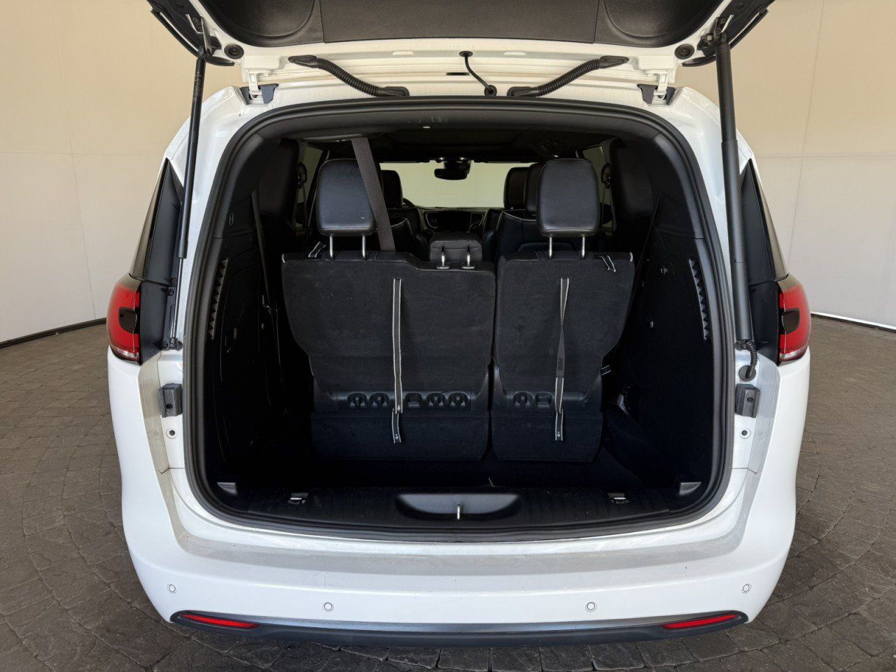 Used 2023 Chrysler Pacifica Limited w/ S Appearance Package FWD image 7