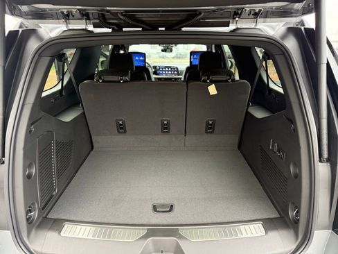 New 2026 Chevrolet Suburban Premier RWD image 23