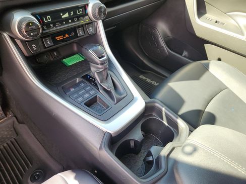 Used 2021 Toyota RAV4 XLE Premium image 19