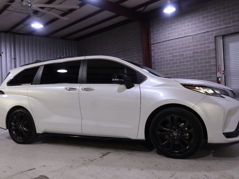 Used 2023 Toyota Sienna XSE image 7