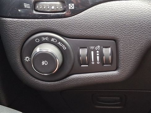 Used 2020 Jeep Cherokee Latitude Plus FWD image 22