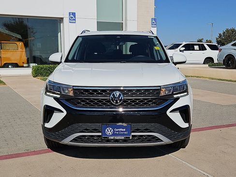 Used 2023 Volkswagen Taos SE w/ Panoramic Sunroof Package FWD image 3