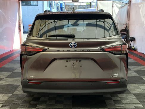 Used 2022 Toyota Sienna XLE AWD/4WD image 5
