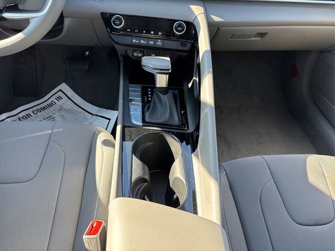 Used 2025 Hyundai Elantra Blue image 16