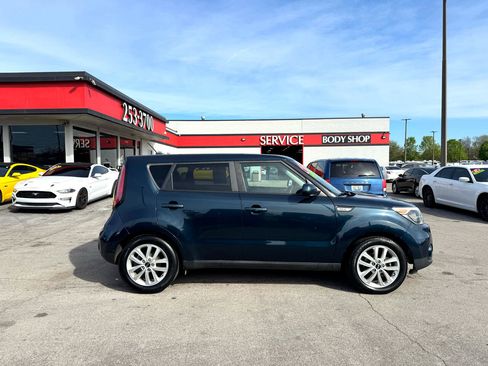 Used 2017 Kia Soul + image 2