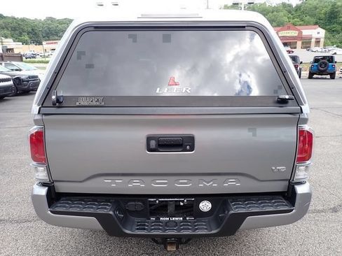 Used 2021 Toyota Tacoma TRD Sport AWD/4WD image 4