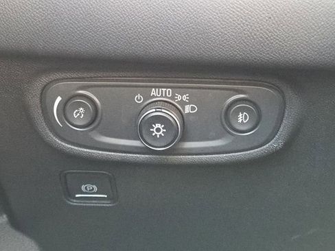 Used 2024 GMC Terrain SLT image 11