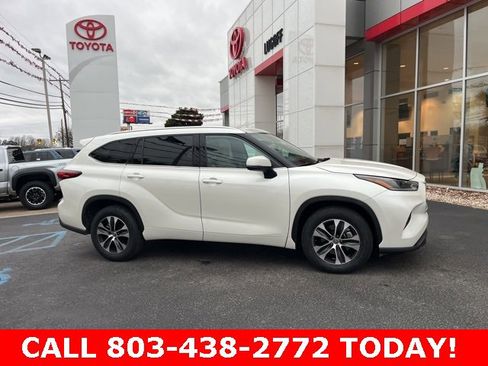 Used 2021 Toyota Highlander XLE image 2