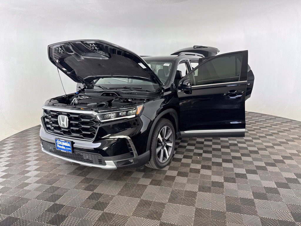Used 2025 Honda Pilot Touring image 11