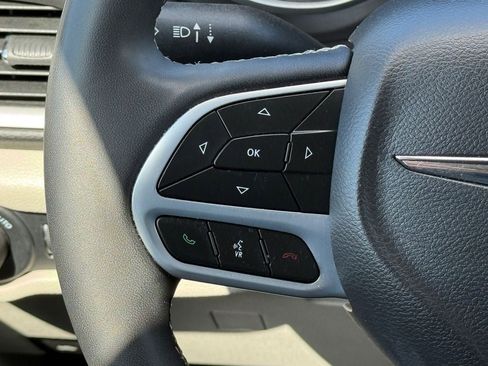 Used 2023 Chrysler Pacifica Touring-L FWD image 20