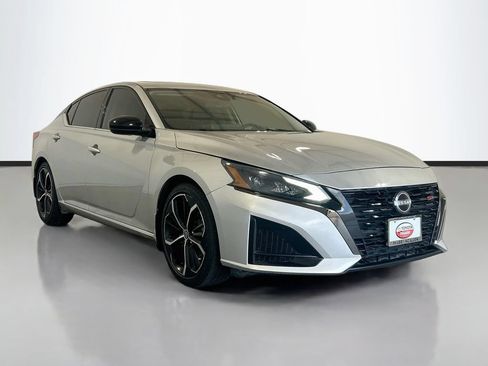 Used 2023 Nissan Altima 2.5 SR w/ SR Premium Package FWD image 3