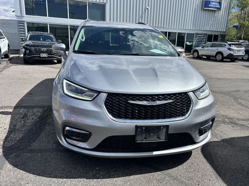 Used 2021 Chrysler Pacifica Touring-L FWD image 8