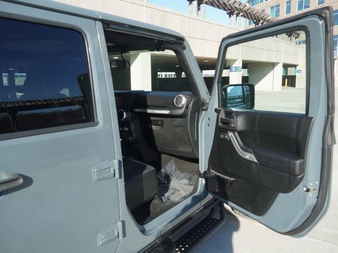 Used 2015 Jeep Wrangler Unlimited Rubicon w/ Dual Top Group image 40