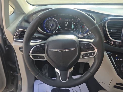 Used 2023 Chrysler Pacifica Touring-L FWD image 24