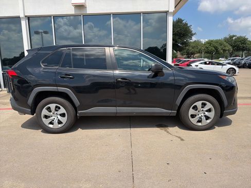 Used 2022 Toyota RAV4 LE FWD image 4
