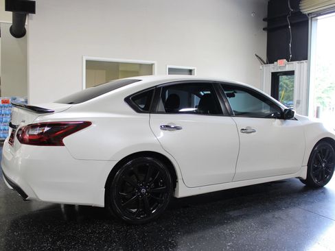 Used 2017 Nissan Altima 2.5 SR w/ Midnight Edition Package FWD image 3