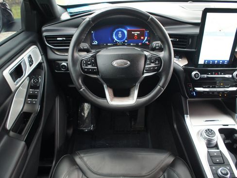 Used 2022 Ford Explorer Platinum w/ Equipment Group 601A AWD/4WD image 5