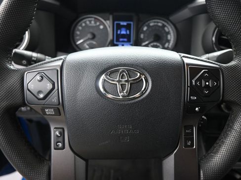 Used 2018 Toyota Tacoma TRD Sport image 10