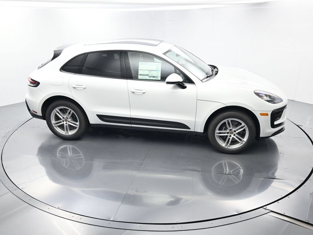 Certified 2025 Porsche Macan AWD/4WD image 39