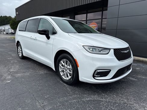 Used 2024 Chrysler Pacifica Touring-L FWD image 1