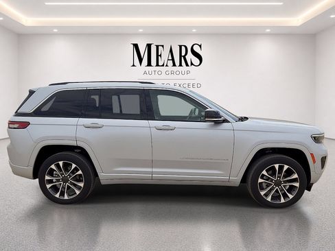 Used 2022 Jeep Grand Cherokee Overland w/ Luxury Tech Group IV AWD/4WD image 6