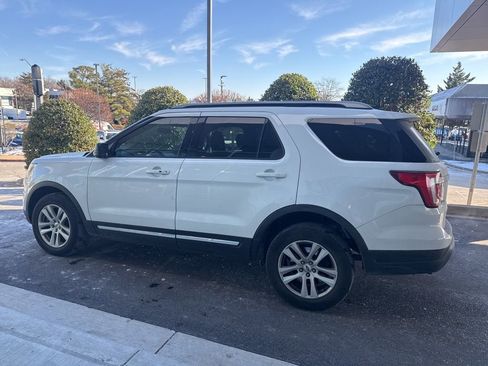 Used 2018 Ford Explorer XLT image 8