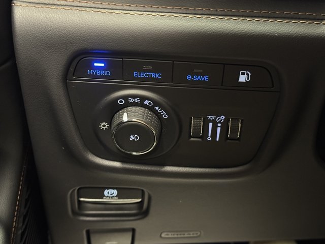 Used 2023 Jeep Grand Cherokee Summit AWD/4WD image 39