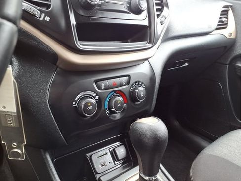 Used 2016 Jeep Cherokee Sport FWD image 9