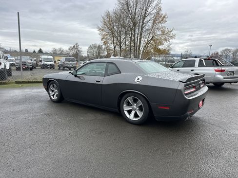 Used 2019 Dodge Challenger SXT image 3