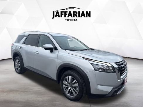 Used 2025 Nissan Pathfinder SL image 2
