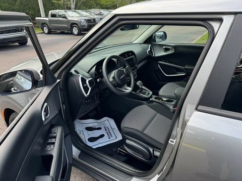 Used 2025 Kia Soul LX w/ LX Technology Package FWD image 3
