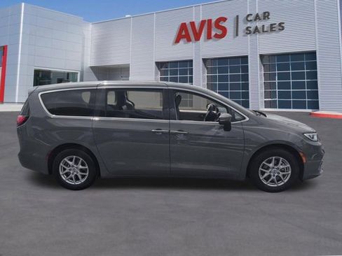 Used 2023 Chrysler Pacifica Touring-L image 5