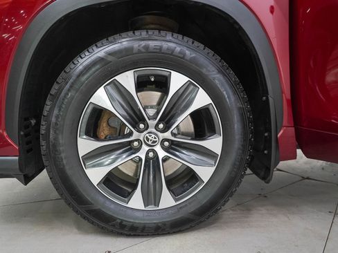 Used 2020 Toyota Highlander XLE AWD/4WD image 31