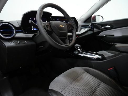 Used 2025 Chevrolet Trax LT FWD image 11