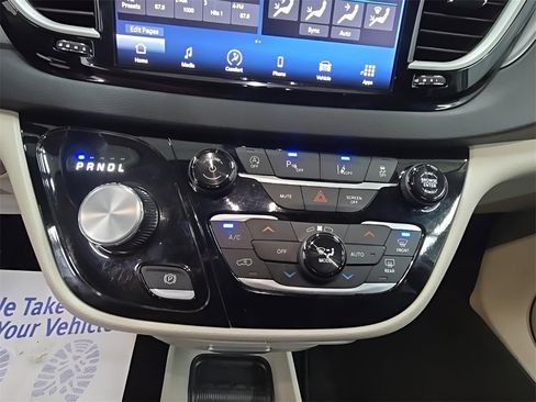 Used 2024 Chrysler Pacifica Touring-L image 28