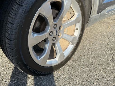 Used 2020 Ford Explorer Platinum w/ Premium Technology Package image 11