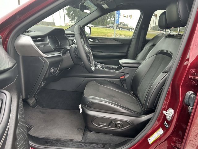Used 2025 Jeep Grand Cherokee L Altitude RWD image 14