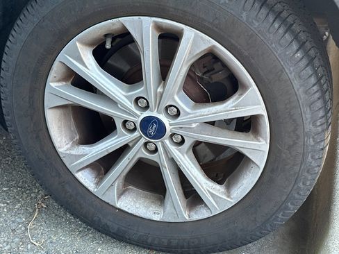 Used 2018 Ford Escape SE w/ SE Sync 3 Package FWD image 4