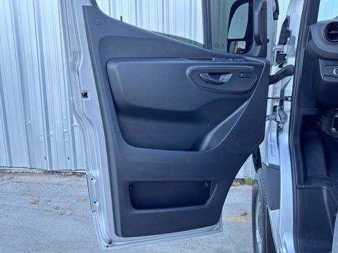 Used 2023 Mercedes-Benz Sprinter 2500 image 34